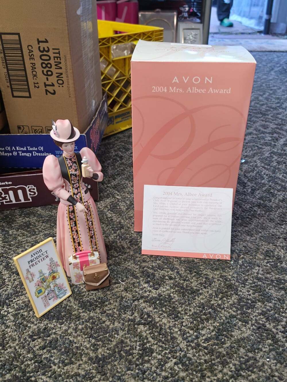 Avon 2004 Mrs. Albee Award Figurine